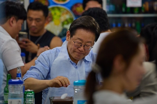 ‘시민과 식사’ 李<b>대통령</b> “소중히 경청…<b>골목상권</b> 찾아 외식 동참해달...