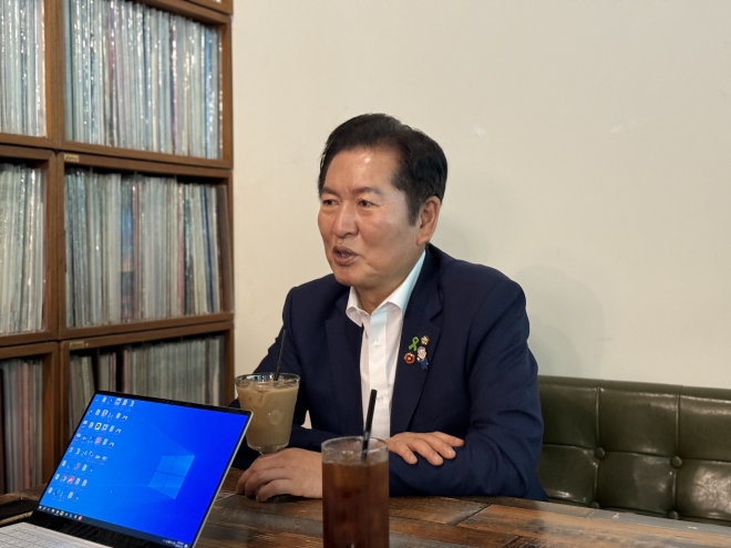 더불어민주당 당대표 선거에 출마한 정청래 후보가 15일 충북 청주의 한 카페에서 서울신문 기자와 만나 인터뷰를 진행하고 있다. 정청래 후보 측 제공