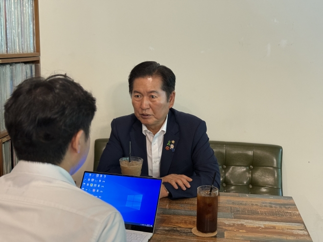 더불어민주당 당대표 선거에 출마한 정청래 후보가 15일 충북 청주의 한 카페에서 서울신문 기자와 만나 인터뷰를 진행하고 있다. 정청래 후보 측 제공