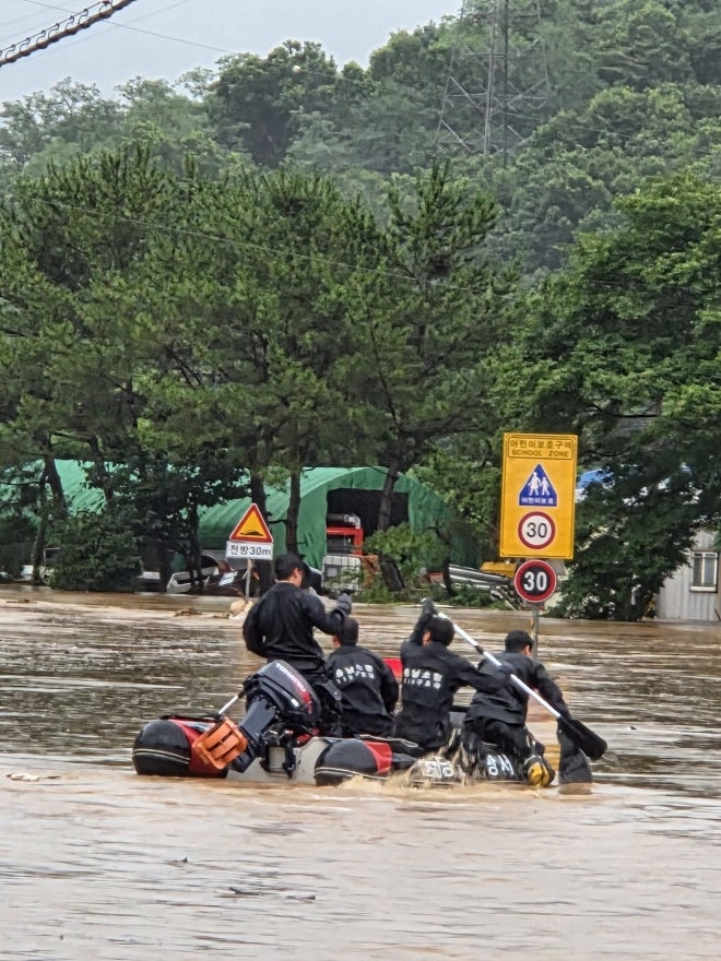 <b>충남</b> 시간당 100 넘는 <b>폭우</b>…침수차량서 1명 심정지·범람 위기 등 속...