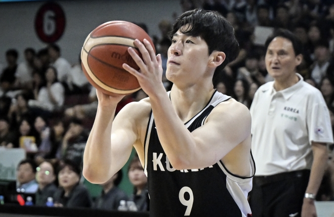 ‘해외파’ <b>이현중</b>·<b>여준석</b>이 밝힌 희망의 빛…남자농구, 카타르 꺾고 ...