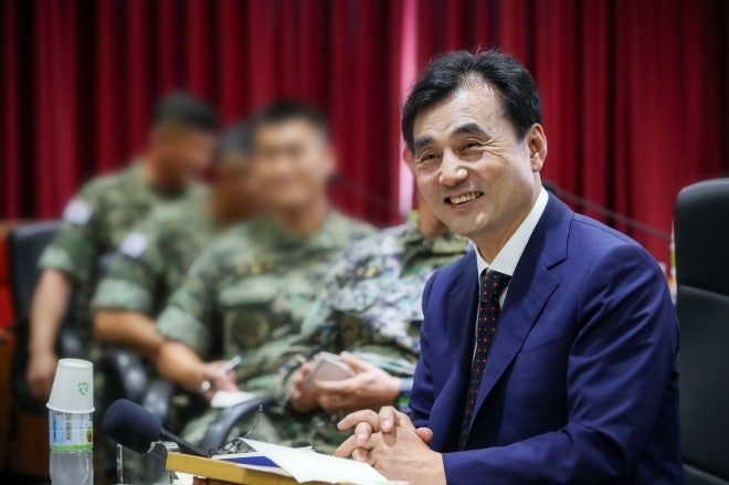 ‘<b>계엄</b>군 출동’ <b>특전사</b> 만난 안규백 장관 꺼낸 말은