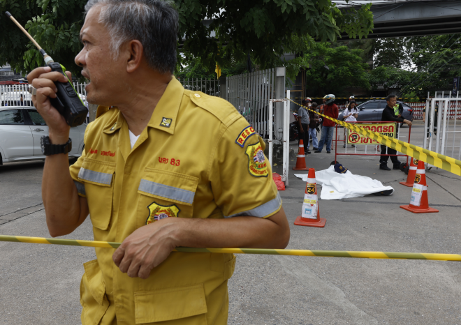 구조요원이 28일 총기 난사 사건이 벌어진 태국 방콕의 오또꼬 시장에서 연락하고 있다. 방콕 EPA 연합뉴스