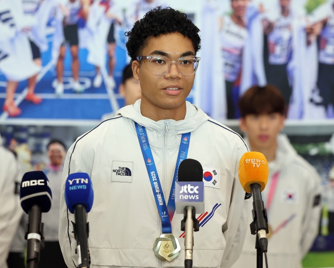 취재진 질문에 답변하는 나마디 조엘진 - 2025 라인-루르 하계 세계대학경기대회 육상 남자 계주 400ｍ에서 금메달을 획득한 나마디 조엘진이 29일 오전 인천국제공항 제1여객터미널을 통해 귀국 후 취재진 질문에 답