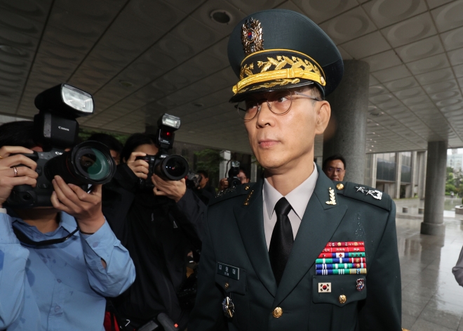 특검 출석하는 김용대 드론작전사령관 - 김용대 드론작전사령관이 17일 내란특검 사무실이 마련된 서울 서초구 서울고검에 조사를 받기 위해 출석하고 있다. 연합뉴스