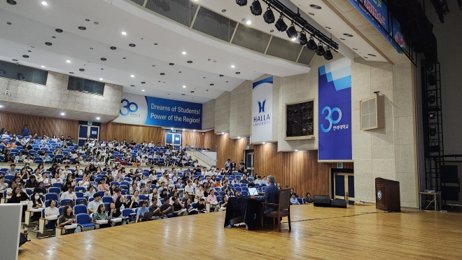 31일 교내 대강당에서 ‘수박먹고 대학간다’의 저자 박권우 교사를 초청해 ‘2026학년도 대학 입시전략 세미나’를 성공적으로 개최한 한라대학교(총장 김응권). 한라대 제공