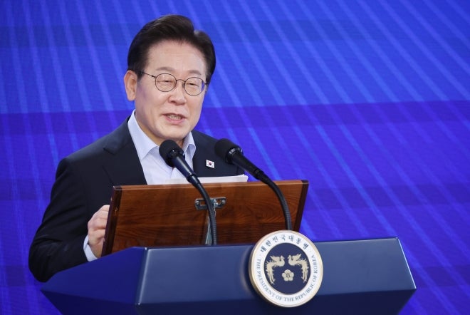 李대통령, 박근혜·MB <b>초청</b>…광복절 <b>임명식</b> ‘통합 행보’