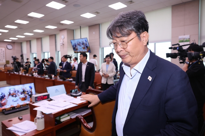 1일 서울 여의도 국회에서 방송 3법, 노란봉투법, 상법 등 을 심의, 의결하기 위해 열린 법제사법위원회 전체회의가 정회 되자 이춘석 위원장이 자리를 나서고 있다. 2025.8.1 연합뉴스