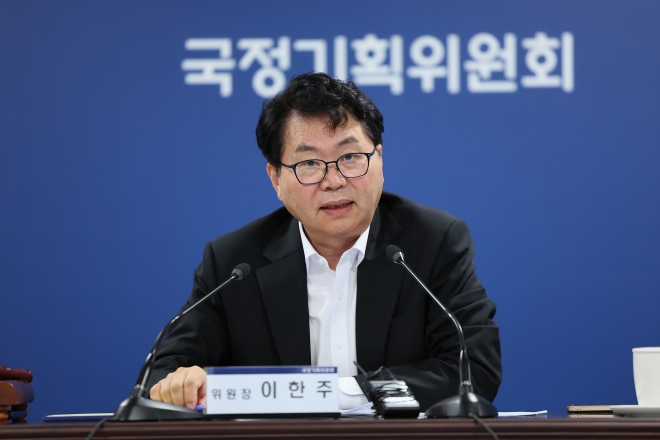 이한주 국정기획위원장 - 이한주 국정기획위원장이 지난달 25일 서울 종로구 국정기획위에서 열린 AI 3대 강국 도약을 위한 토론회에서 발언하고 있다. 국정기획위 제공