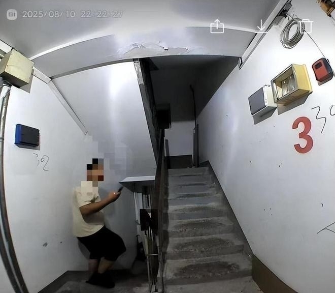 샤오미의 스마트 도어락 제품이 배달원을 집주인으로 착각해 문을 잠금해제한 사건이 발생했다. 배달원이 음식 봉지를 현관문 손잡이에 걸어놓고 떠나려는 순간 도어락 잠금해제 신호음이 들려 뒤를 돌아보고 있다. 더우인 캡처