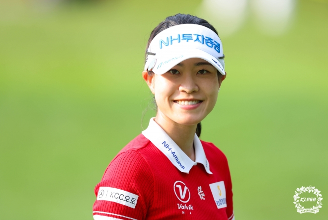 2부 최강 <b>김민솔</b>, <b>코스 레코드</b> 세우며 10언더파로 KLPGA 투어 BC카드·한...