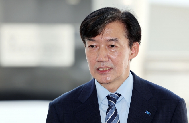 부산 찾은 조국 - 조국 전 조국혁신당 대표가 24일 부산 중구 민주공원에서 넋기림마당(추념의장)을 참배한 뒤 취재진과 질의응답을 하고 있다. 2025.08.24. 뉴시스