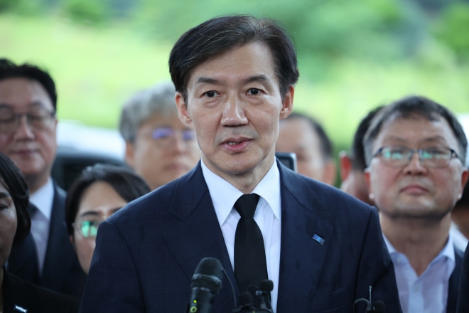 조국 조국혁신당 혁신정책연구원장이 26일 광주 북구 국립5·18민주묘지를 찾아 참배한 뒤 취재진의 질문에 답하고 있다. 2025.8.26 연합뉴스