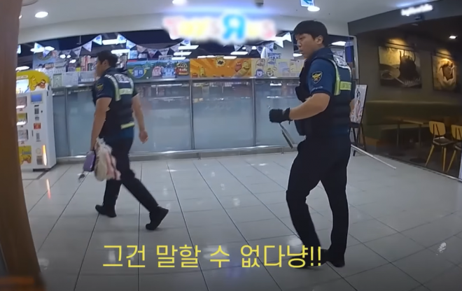 인형 탈을 뒤집어쓰고 흉기로 시민들을 위협하던 20대 여성이 경찰에 붙잡혔다. 경찰청 유튜브 캡처