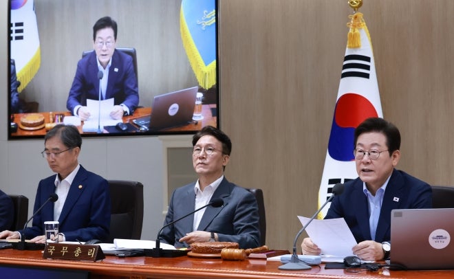 이 대통령 “<b>검찰개혁 토론</b>회 주재할 수 있다”…당정 이견 직접 조율할...