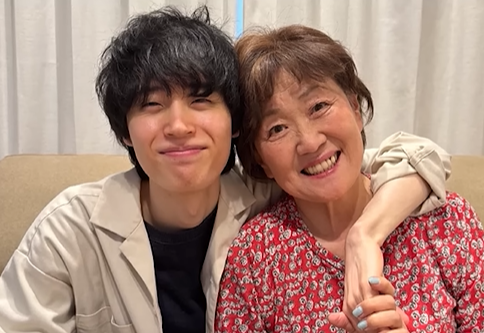 日本で大きい年差を乗り越えて出会いを引き続いている 83歳女性と 20代男性カップルの事情が話題だ. ユティユブキャプチャ