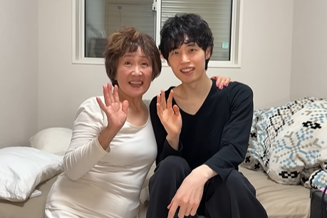 日本で大きい年差を乗り越えて出会いを引き続いている 83歳女性と 20代男性カップルの事情が話題だ. ユティユブキャプチャ