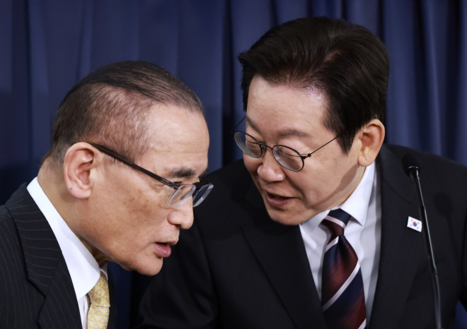 이재명 대통령, 외교안보 참모와의 대화 - 이재명 대통령과 위성락 국가안보실장이 24일(현지시간) 일본 도쿄 하네다공항 이륙 뒤 한미 정상회담을 위해 미국 워싱턴DC로 향하는 공군 1호기 기내에서 기자간담회를 하며