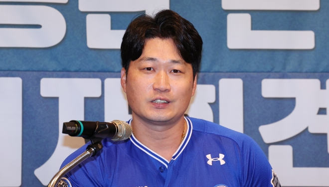 “마무리 역사 쓴 전설”…은퇴 시즌 <b>오승환</b>, <b>일구대상</b> 수상