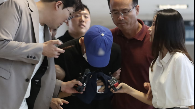 지난 6월 16일 대구 달서구의 한 아파트에 침입해 스토킹하던 50대 여성을 흉기로 살해하고 도주한 혐의를 받는 피의자 A씨가 구속 전 피의자 심문(영장실질심사)을 받기 위해 대구지방법원 서부지원에 들어서고 있다.