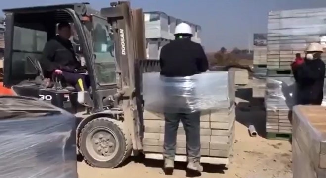 <b>지게차</b> 묶여 학대당한 <b>이주노동자</b>…한국서 ‘<b>재취업</b>’ 성공했다
