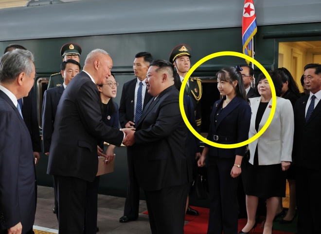 북한 조선중앙통신은 2일 저녁 “조선민주주의인민공화국 외무성 보도국은 김정은 동지께서 9월 2일 현지시간으로 오후 16시 중화인민공화국의 수도 베이징에 도착하시였다”고 보도했다. 이날 통신이 발행한 사진을 보면 김