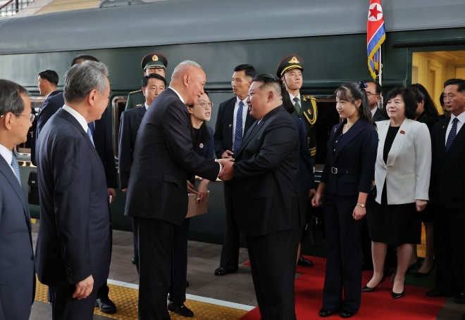 북한 조선중앙통신은 2일 저녁 “조선민주주의인민공화국 외무성 보도국은 김정은 동지께서 9월 2일 현지시간으로 오후 16시 중화인민공화국의 수도 베이징에 도착하시였다”고 보도했다. 이날 통신이 발행한 사진을 보면 김