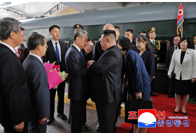 북한 조선중앙통신은 2일 저녁 “조선민주주의인민공화국 외무성 보도국은 김정은 동지께서 9월 2일 현지시간으로 오후 16시 중화인민공화국의 수도 베이징에 도착하시였다”고 보도했다. 이날 통신이 발행한 사진을 보면 김