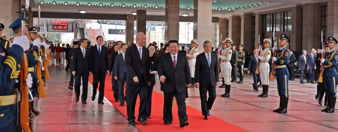 북한 조선중앙통신은 2일 저녁 “조선민주주의인민공화국 외무성 보도국은 김정은 동지께서 9월 2일 현지시간으로 오후 16시 중화인민공화국의 수도 베이징에 도착하시였다”고 보도했다. 이날 통신이 발행한 사진을 보면 김
