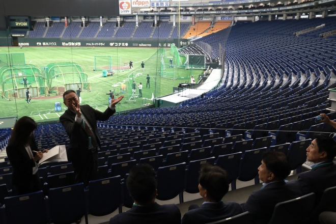 충북도 관계자들이 지난 6월 일본 도쿄돔을 방문해 시설 현황 등을 듣고 있다.  충북도 제공