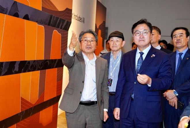 <b>우원식</b> 국회의장, <b>광주</b>서 강기정 시장과 디자인비엔날레 관람