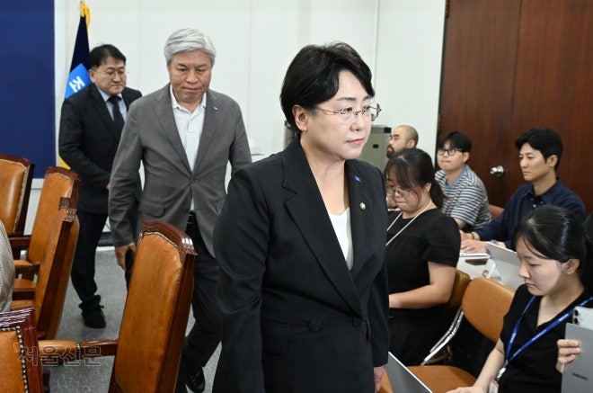 ‘<b>성비위</b> 파문’ 조국혁신당 지도부 총사퇴… 비대위 체제로 전환