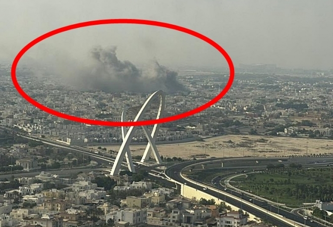 카타르 수도 도하와 루사일시티를 연결하는 쌍곡선 아치형 교량 구조물 ‘알 와흐다 아치스’ 뒤로 폭발 연기가 보인다.