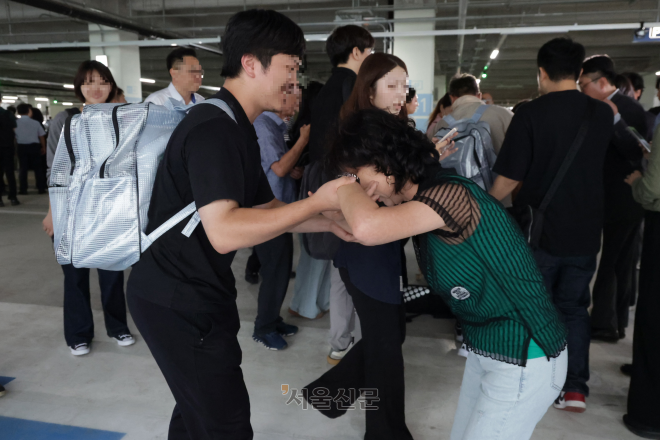 이민 단속으로 체포됐던 미국 현대차-LG엔솔 배터리공장 건설 현장 직원이 12일 인천국제공항 제2터미널로 귀국한 뒤 장기주차장에서 대기 중이던 가족과 만나 포옹하고 있다. 2025.9.12 홍윤기 기자