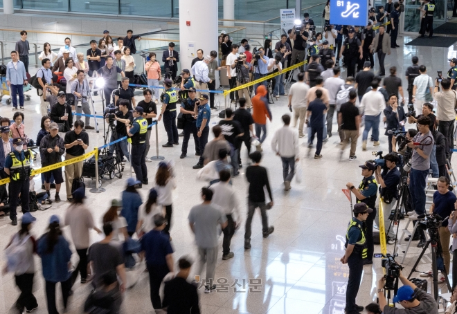 미국 조지아주 엘러벨의 현대자동차그룹-LG에너지솔루션 배터리 합작공장 건설현장에서 미국 이민 당국에 체포·구금됐다가 석방된 한국인 근로자들이 구금된지 8일만인 9월12일 오후 인천국제공항을 통해 귀국하고 있다. 20