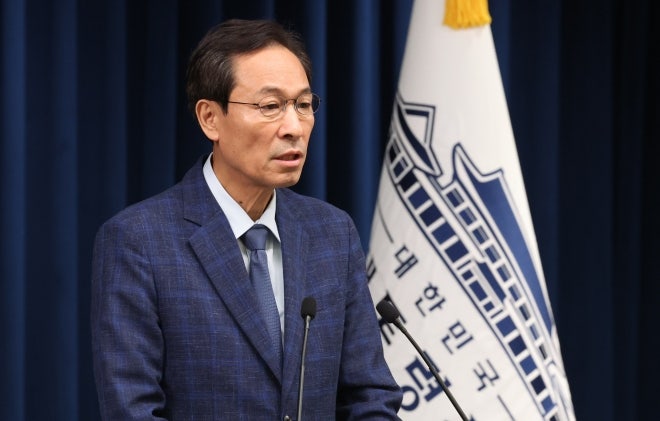 [속보] 대통령실 “<b>대법원장 거취 논의</b>한 바도 논의 계획도 없어”