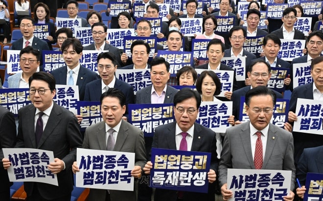 국힘 “李대통령, <b>조희대</b> <b>사퇴</b> 압박…탄핵 법적 검토”