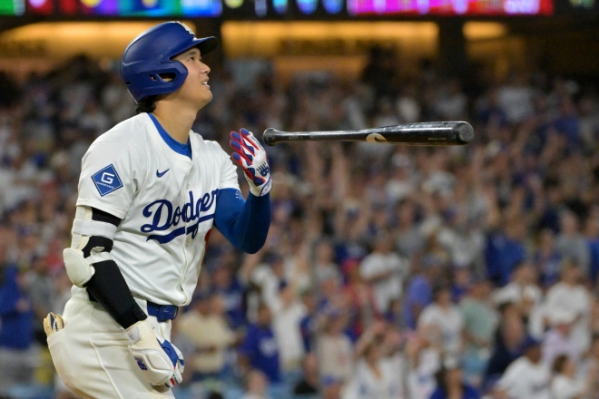 하퍼 3구 삼진 잡고 5이닝 노히트…‘또 MLB 새역사’ <b>오타니</b>, <b>50홈런</b>·5...