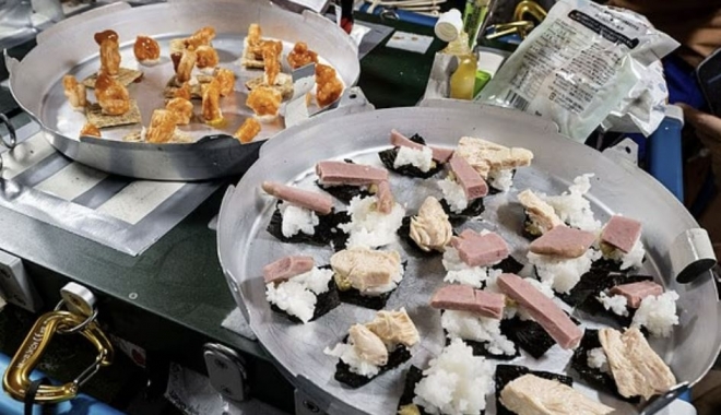 나사 우주비행사가 인스타그램에 공개한 ‘우주 스시’는 네모난 김 위에 밥과 참치 및 스팸 덩어리를 올린 모습으로 전통적인 스시와는 거리가 먼 형태를 보여주고 있다. 인스타그램 캡