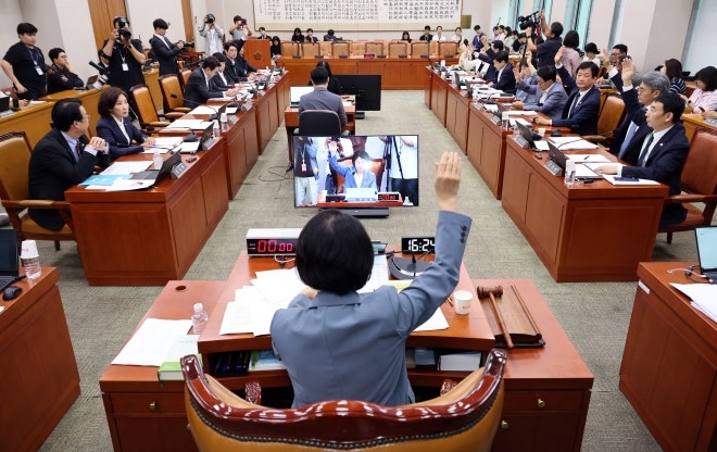 ‘검찰청 폐지’ <b>정부조직법</b>, 與 주도 <b>법사위</b> 통과…노만석 “검찰개혁...