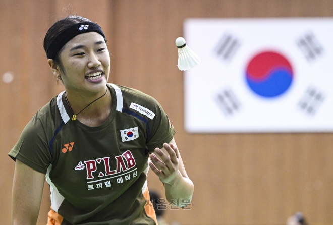 안방 무대서 펄펄 나는 <b>안세영</b>…43분 만에 <b>8강</b> 선착
