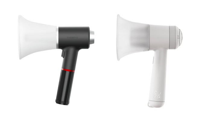 측면에서 본 보이그룹 더보이즈의 응원봉(왼쪽)과 걸그룹 QWER의 응원봉(오른쪽). 엑스 캡처