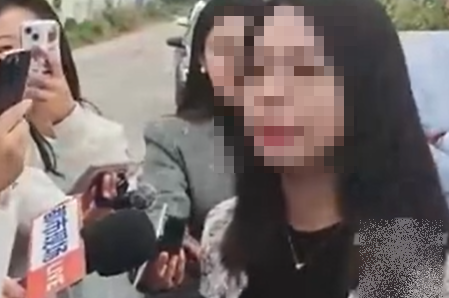 중국에서 한 여성이 출장 중 상사에게 성폭행당한 뒤 해고된 사건이 당국에 의해 산업재해로 인정받았다. 사진은 해당 여성(오른쪽)이 취재진의 질문에 답하고 있는 모습. 웨이보 캡처