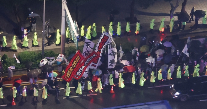 보수단체, 반중 구호 속 행진 - 윤석열 전 대통령을 지지하는 보수 성향의 단체들이 19일 서울 명동에서 집회가 제한되자 종각 인근에서 ‘반중 시위’ 행진을 하고 있다. 중국인 관광객들이 많고 주한 중국대사관이 위치