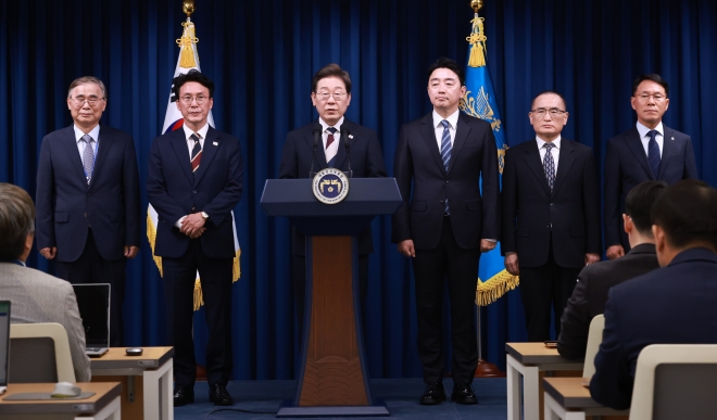 이재명 대통령이 지난 6월 4일 용산 대통령실에서 새정부 첫 인사 발표를 하고 있는 모습. 왼쪽부터 이종석 국정원장, 김민석 국무총리, 이 대통령, 강훈식 비서실장, 위성락 안보실