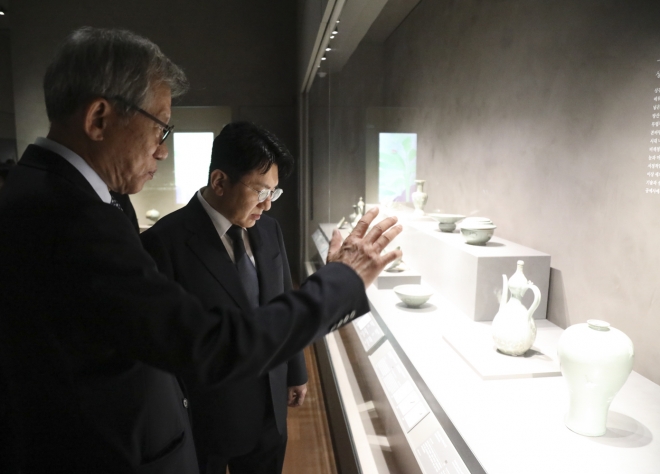 국립중앙박물관은 국립박물관문화재단, 하이브와 함께 한국 문화유산과 K컬처 확산을 위해 협력하자는 내용의 양해각서를 체결했다고 2일 밝혔다. 사진은 국립중앙박물관에서 전시를 관람하는 유홍준(왼쪽) 국립중앙박물관장과 방