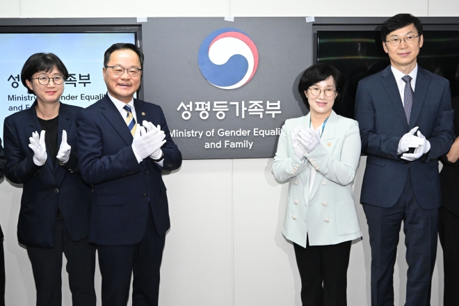 원민경 성평등가족부 장관이 1일 서울 종로구 정부서울청사에서 열린 성평등가족부 현판식에서 정구창 차관 등 내빈들과 제막한 뒤 박수를 치고 있다. 2025.10.1 [공동취재] 연합뉴스