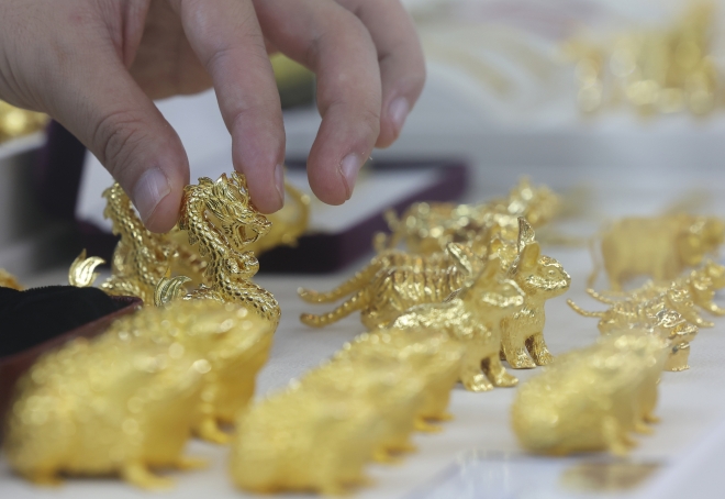 30일 종로구 한국금거래소에 직원이 금 제품을 정리하고 있다. 2025.9.30 연합뉴스