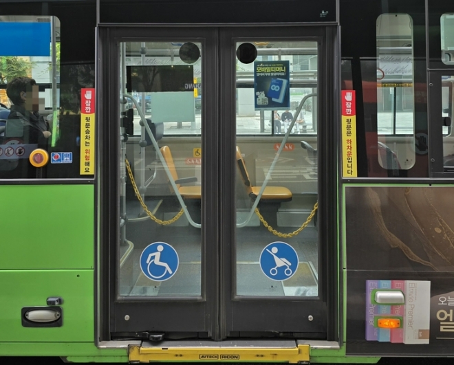 서울 마포구 홍대입구역 인근 정류장을 지나는 버스 뒷문에 ‘뒷문 승차는 위험해요. 뒷문은 하차문입니다’라고 적혀 있는 모습. 박효준 기자