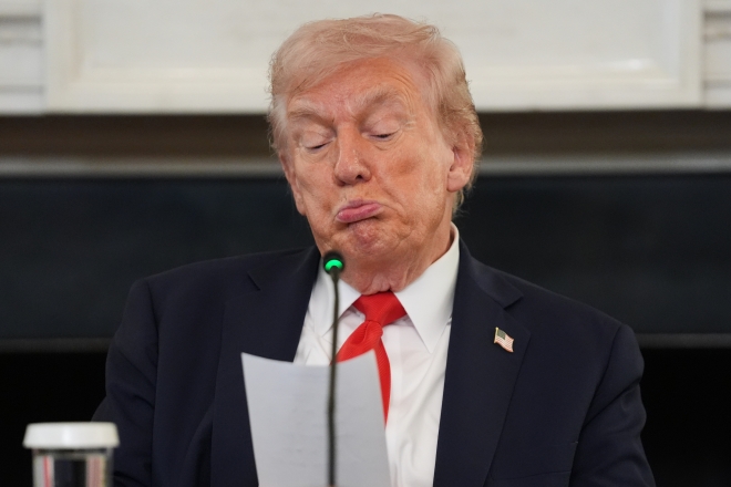 마코 루비오 국무장관이 건넨 쪽지를 읽고 있는 도널드 트럼프 미국 대통령. 2025년 10월 8일(현지시간) 백악관 국빈 만찬실에서 열린 안티파 대응 회의에서 촬영됐다. AP 연합뉴스